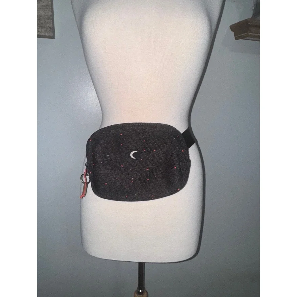 Zyia crossbody fanny pack belt bag black with red speckles rubber emblem - Picture 3 of 9
